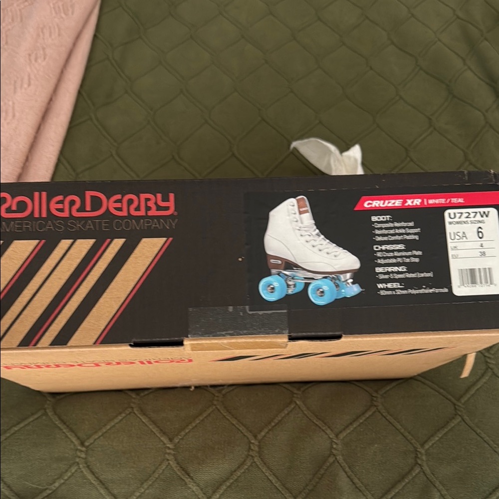 Stylish White Roller Skates with Blue Wheels size w 6